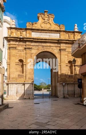 Porta nuova construit en 1790 dans le style classicisme du XVIe siècle, dans la ville sicilienne de Marsala, province de Trapani, Sicile, Italie. Banque D'Images