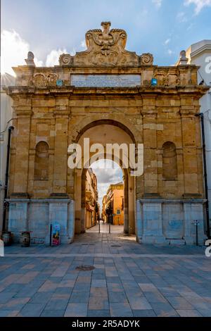 Porta nuova construit en 1790 dans le style classicisme du XVIe siècle, dans la ville sicilienne de Marsala, province de Trapani, Sicile, Italie. Banque D'Images