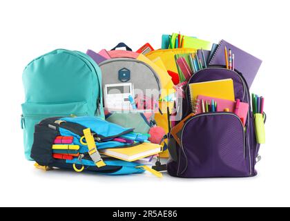Ensemble avec différents sacs à dos et articles de papeterie pour l'école sur fond blanc Banque D'Images