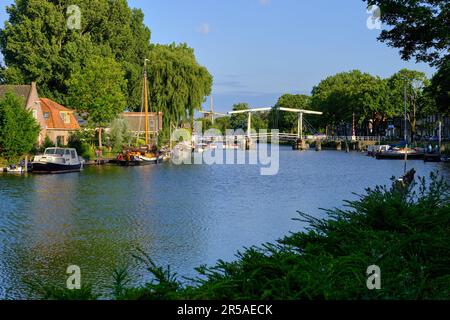 Weesp, pays-Bas - 05 juillet. 2022. Pont en bois Lange Rechtbrug sur la rivière Vecht entre Hoogstraat et Ossenmarkt. Banque D'Images