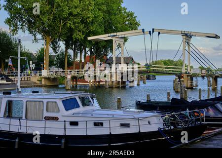 Weesp, pays-Bas - 05 juillet. 2022. Pont en bois Lange Rechtbrug sur la rivière Vecht entre Hoogstraat et Ossenmarkt. Banque D'Images
