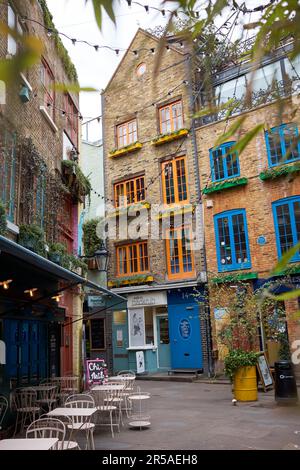 Londres, Royaume-Uni - 27 avril 2022: Neals Yard sans personne. Une petite allée dans Covent Garden avec des maisons victoriennes colorées utilisées pour les cafés de nourriture santé et Banque D'Images