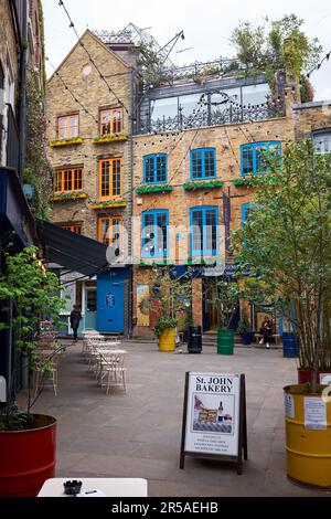 Londres, Royaume-Uni - 27 avril 2022: Neals Yard sans personne. Une petite allée dans Covent Garden avec des maisons victoriennes colorées utilisées pour les cafés de nourriture santé et Banque D'Images