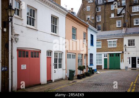 Londres, Royaume-Uni - 27 avril 2022: Maisons en terrasse sur une rue pavée dans les méses Altherstone dans le Kensington. Banque D'Images