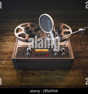 Magnétophone à bande stéréo analogique. Le joueur avec des rouleaux métalliques. Vintage bobine-à-bobine. Microphone condensateur studio d'enregistrement avec filtre pop et un Banque D'Images
