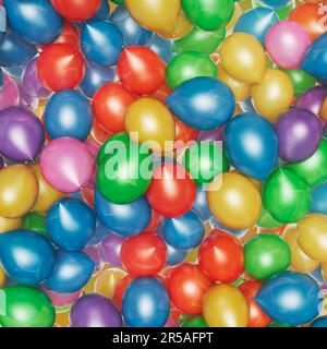 Photo présentant le grand nombre de ballons colorés. Jeu de ballons brillants multicolores joyeux. Décorations de fête d'anniversaire. Célébration d'une annive Banque D'Images