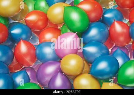 Photo présentant le grand nombre de ballons colorés. Jeu de ballons brillants multicolores joyeux. Décorations de fête d'anniversaire. Célébration d'une annive Banque D'Images