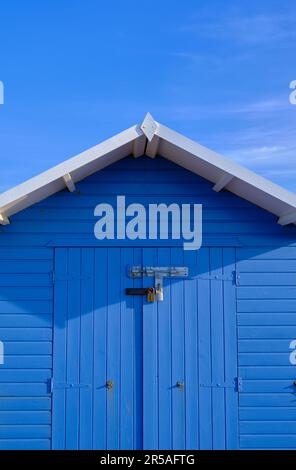 L'avant d'une hutte de plage aux couleurs vives bleue à Eastbourne, le jour d'été ensoleillé Banque D'Images