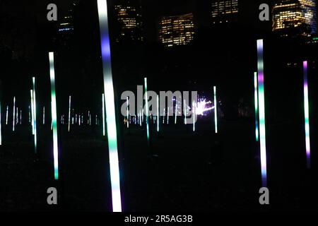 Sydney, Australie. 2nd juin 2023. Vivid Sydney est une célébration annuelle de la créativité, de l'innovation et de la technologie, qui transforme Sydney pour 23 jours et nuits. En 2023, pour sa période de 13th ans, Vivid Sydney fusionnera art, innovation et technologie en collaboration avec certains des artistes, penseurs, musiciens et experts culinaires les plus poussés de notre époque. Le programme de lumière, d'idées, de musique et de nourriture se déroule du 26 mai au 17 juin 2023. Photo : « Baton Show » fait partie de Lightscape au Royal Botanic Garden Sydney. Credit: Richard Milnes/Alamy Live News Banque D'Images