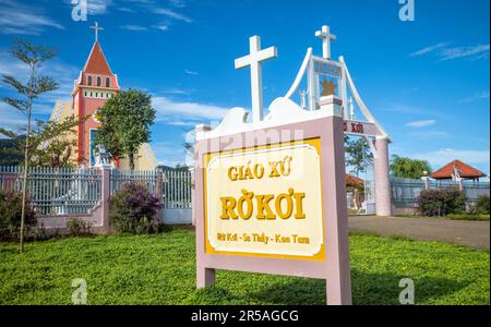 Le nom signe béton et peint pour l'église paroissiale catholique RO Koi dans le district de sa Thay, province de Kontum, Vietnam. L'église était officiellement ope Banque D'Images