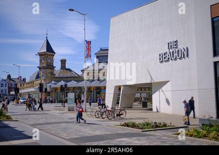 Eastbourne, East Sussex, Royaume-Uni - 13 juin 2022: La route du centre commercial Beacon avec la gare en arrière-plan. Banque D'Images