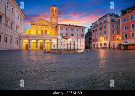 Rome, Italie. Image citadine de Rome, Italie avec Piazza Santa Maria à Trastevere au coucher du soleil. Banque D'Images