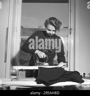 Repassage dans le 1940s. Une femme a vu repasser ses vêtements à la maison. Suède septembre 1941. Kristoffersson réf. 202-9 Banque D'Images