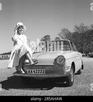 Dans le 1960s. La femme habillée à la mode se tient devant sa voiture, une BMW le jour ensoleillé du printemps. Elle est l'actrice Christina Schollin à l'extérieur de Sjöhistoriska museet à Stockholm. Suède 1962. Kristoffersson réf. CT84-4 Banque D'Images