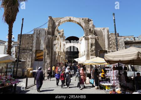 Porte d'entrée au bazar historique en face de la mosquée Umayyad, Damas, Syrie Banque D'Images