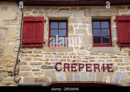 Un panneau français Creperie et des volets rouges dans le quartier de la vieille ville de Quimper, Bretagne, France , Banque D'Images