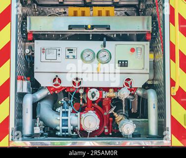 Tableau de commande du système d'alimentation en eau dans le chariot d'incendie. Pompe à eau dans un camion d'incendie. Banque D'Images