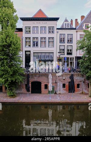 Utrecht, pays-Bas - 07 juin 2022: Maisons historiques sur le canal Oudegracht. Banque D'Images