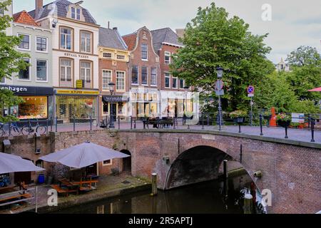 Utrecht, pays-Bas - 07 juin 2022 : un pont sur le canal Oudegracht. Banque D'Images