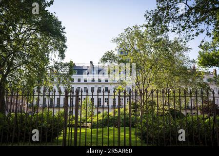 Fitzroy Square Garden, place de la ville en fer à feuilles et clôturée ouverte au public de mai à septembre entre midi et 3pm., Fitzrovia, Londres, Angleterre, Royaume-Uni Banque D'Images