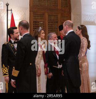 Amman, Jordanie. 01st juin 2023. Leurs Majestés le roi Abdallah II et la reine Rania Al Abdullah, leurs Altesses royales le prince héritier Al Hussein et la princesse Rajwa Al Hussein, ainsi que les parents de son Altesse Royale, se serrent les mains des invités de l'accueil, le prince et la princesse de Galles, William et Kate, à Amman, en Jordanie, sur 1 juin 2023. (Photo de la Cour royale hachémite RHC via Credit: SIPA USA/Alamy Live News Banque D'Images