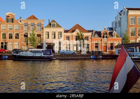 Haarlem, pays-Bas - 23 mai. 2022: Vue panoramique sur les maisons traditionnelles hollandaises dans une rangée bordant la rivière Sparne en été. Banque D'Images