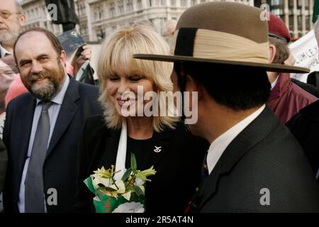 L'actrice Joanna Lumley dans Parliament Square Londres pour remettre une pétition exigeant pour l'égalité des droits pour les Gurkhas Banque D'Images