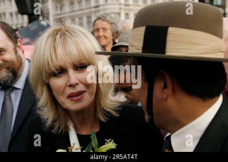 L'actrice Joanna Lumley sur la place du Parlement de Londres pour remettre une pétition exigeant l'égalité des droits pour Gurkhasfront Banque D'Images