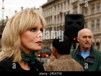 L'actrice Joanna Lumley dans Parliament Square Londres pour remettre une pétition exigeant pour l'égalité des droits pour les Gurkhas Banque D'Images