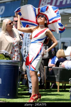 Tracy Rose, le gardien de course, pose une photo lors de la journée des dames du Derby Festival 2023 à Epsom Downs Racecourse, Epsom. Date de la photo: Vendredi 2 juin 2023. Banque D'Images