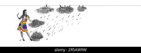 Éviter les pensées négatives. Jeune femme souriante et heureuse qui pendait des nuages pluvieux. Vivre de manière positive. Collage d'art contemporain. Banque D'Images