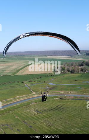 Concept de parapente, pilote de parapente volant dans un ciel bleu clair. Vue à angle bas. Banque D'Images