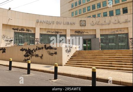 Un coup de feu de la construction vandalisée de la Banque centrale libanaise vu à Beyrouth, au Liban, sur 2 juin 2023. Le Vice-Premier Ministre libanais Saade Chami on 1 juin a demandé la démission de son Gouverneur Riad Salameh, après que le Gouvernement libanais ait reçu deux avis rouges d'Interpol pour lui. Selon des sources judiciaires, les avis faisaient suite à des mandats d’arrêt émis contre Salameh par des juges français et allemands pour des accusations de blanchiment d’argent, de fraude, de détournement de fonds et d’enrichissement illicite. Salameh a été accusé d'avoir détourné plus de 330 millions de dollars américains de fonds publics. (Photo d'Elisa Gestri/SIPA USA) Banque D'Images