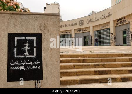 Un coup de feu de la construction vandalisée de la Banque centrale libanaise vu à Beyrouth, au Liban, sur 2 juin 2023. Le Vice-Premier Ministre libanais Saade Chami on 1 juin a demandé la démission de son Gouverneur Riad Salameh, après que le Gouvernement libanais ait reçu deux avis rouges d'Interpol pour lui. Selon des sources judiciaires, les avis faisaient suite à des mandats d’arrêt émis contre Salameh par des juges français et allemands pour des accusations de blanchiment d’argent, de fraude, de détournement de fonds et d’enrichissement illicite. Salameh a été accusé d'avoir détourné plus de 330 millions de dollars américains de fonds publics. (Photo d'Elisa Gestri/SIPA USA) Banque D'Images