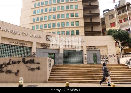 Un coup de feu de la construction vandalisée de la Banque centrale libanaise vu à Beyrouth, au Liban, sur 2 juin 2023. Le Vice-Premier Ministre libanais Saade Chami on 1 juin a demandé la démission de son Gouverneur Riad Salameh, après que le Gouvernement libanais ait reçu deux avis rouges d'Interpol pour lui. Selon des sources judiciaires, les avis faisaient suite à des mandats d’arrêt émis contre Salameh par des juges français et allemands pour des accusations de blanchiment d’argent, de fraude, de détournement de fonds et d’enrichissement illicite. Salameh a été accusé d'avoir détourné plus de 330 millions de dollars américains de fonds publics. (Photo d'Elisa Gestri/SIPA USA) Banque D'Images