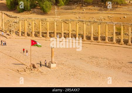 Jerash, Jordanie - 7 novembre 2022 : place avec rangée de colonnes corinthiennes de la place du Forum ovale et de Cardo Maximus, vue en grand angle Banque D'Images