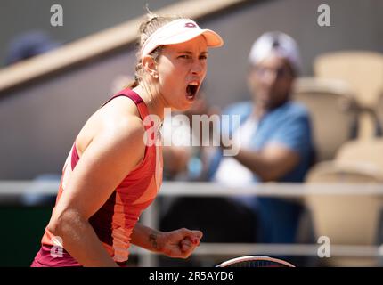 Paris, France. 02nd juin 2023. Belge Elise Mertens réagit lors d'un match de tennis contre US Pegula (WTA3), lors de la troisième manche des singles féminins au tournoi de tennis Roland Garros à Paris, France, vendredi 02 juin 2023. BELGA PHOTO BENOIT DOPPAGNE crédit: Belga News Agency/Alay Live News Banque D'Images