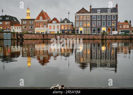 Haarlem, pays-Bas - 23 mai. 2022: Vue panoramique sur les maisons traditionnelles hollandaises dans une rangée bordant la rivière Sparne en été. Banque D'Images