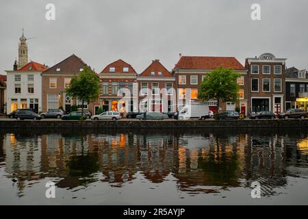 Haarlem, pays-Bas - 23 mai. 2022: Vue panoramique sur les maisons traditionnelles hollandaises dans une rangée bordant la rivière Sparne en été. Banque D'Images