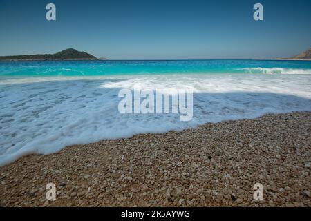 Vue rapprochée de la plage et de l'eau de mer sur la plage de Kaputas. Lycia, sud-ouest de la Turquie, Turquie Banque D'Images