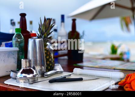 Vue rapprochée du bar de la plage et de tous les outils pour préparer des cocktails Banque D'Images