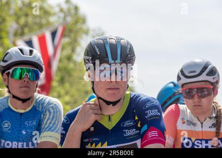 Charlotte Kool et les pilotes à la ligne de départ de la course sur route Classique UCI Women's WorldTour Stage 3 de 2023 Ford RideLondon à Londres, Royaume-Uni Banque D'Images