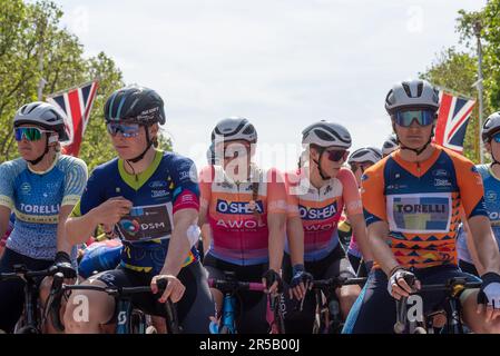 Coureurs à la ligne de départ de la course sur route Classique UCI Women's WorldTour Stage 3 de 2023 Ford RideLondon à Londres, Royaume-Uni. Charlotte Kool Banque D'Images