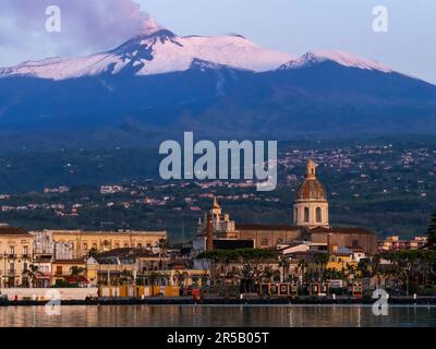 Le Mont Etna a été recouvert de neige au lever du soleil, libérant de la fumée le lendemain d'une éruption, vue de Riposto Banque D'Images