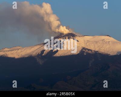 Le Mont Etna a été recouvert de neige au lever du soleil, libérant de la fumée le lendemain d'une éruption, vue de Riposto Banque D'Images