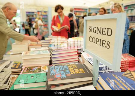 Hay Festival, Hay on Wye, pays de Galles, Royaume-Uni – Vendredi 2nd juin 2023 – les visiteurs parcourent les livres signés dans la librairie du Festival pendant la neuvième journée du Hay Festival de cette année. Photo Steven May / Alamy Live News Banque D'Images