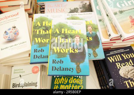 Hay Festival, Hay on Wye, pays de Galles, Royaume-Uni – Vendredi 2nd juin 2023 – copies d'un cœur qui travaille par l'acteur et écrivain Rob Delaney en vente parmi les livres signés dans la librairie du Festival - photo Steven May / Alamy Live News Banque D'Images