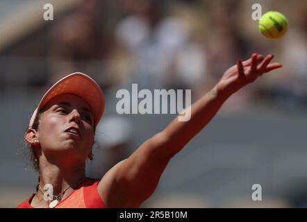 Paris, France. 2nd juin 2023. Elise Mertens de Belgique sert lors du troisième tour de match féminin contre Jessica Pegula des Etats-Unis au tournoi de tennis ouvert à Paris, France, 2 juin 2023. Credit: Gao Jing/Xinhua/Alamy Live News Banque D'Images