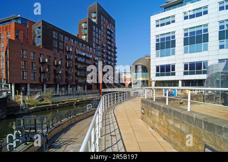 Royaume-Uni, West Yorkshire, Leeds, River aire at Watermans place avec entrée sud à la gare de Leeds City. Banque D'Images