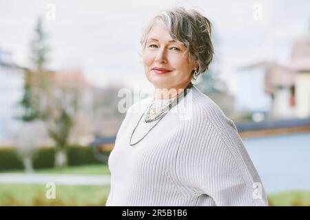 Portrait extérieur de la belle femme de 55 - 60 ans Banque D'Images